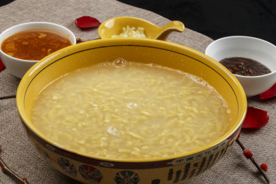 黄色瓷盆装的浓汤豌豆粉