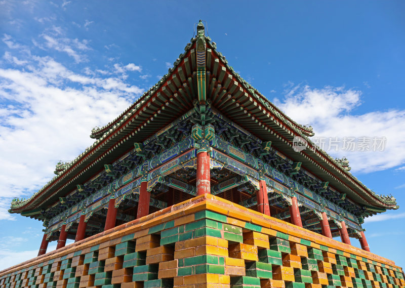 蓝天下的北京景山公园万春亭低角度仰视图