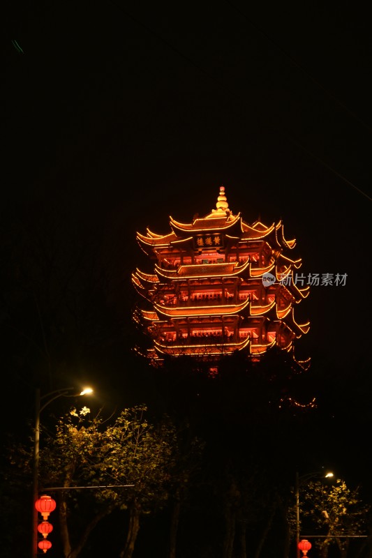 夜晚亮灯的中式古建筑