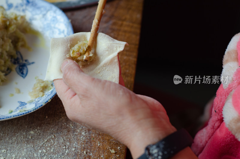 厨房包馄饨手部特写