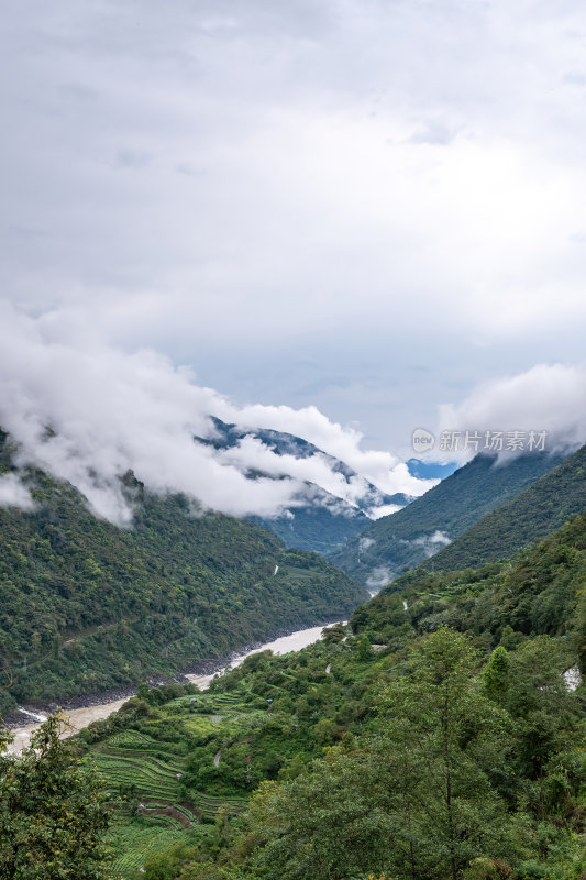 西藏林芝墨脱县莲花圣地云雾缭绕的峡谷河流