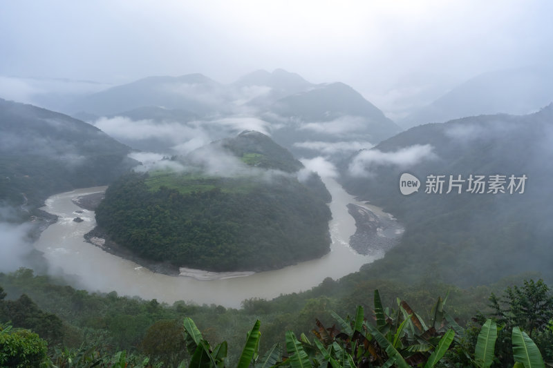 西藏墨脱县雅鲁藏布江果果糖大拐弯绿色河湾