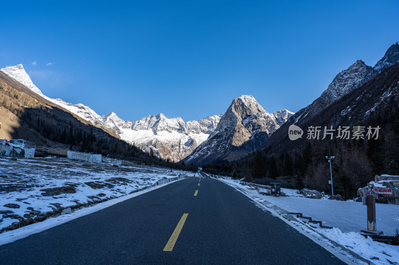 冬天的四姑娘山风景