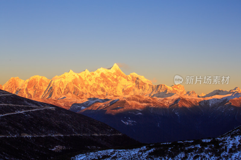 西藏林芝雪景南迦巴瓦峰日照金山雪山夕阳