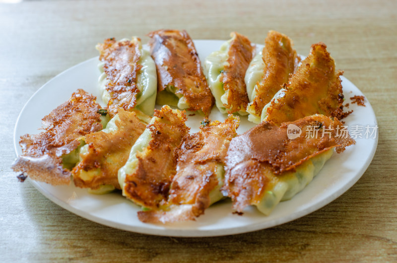 白色盘子装着美味的煎饺