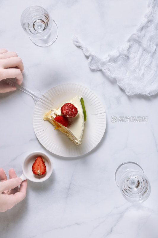 白色桌面碟子中的甜品蛋糕