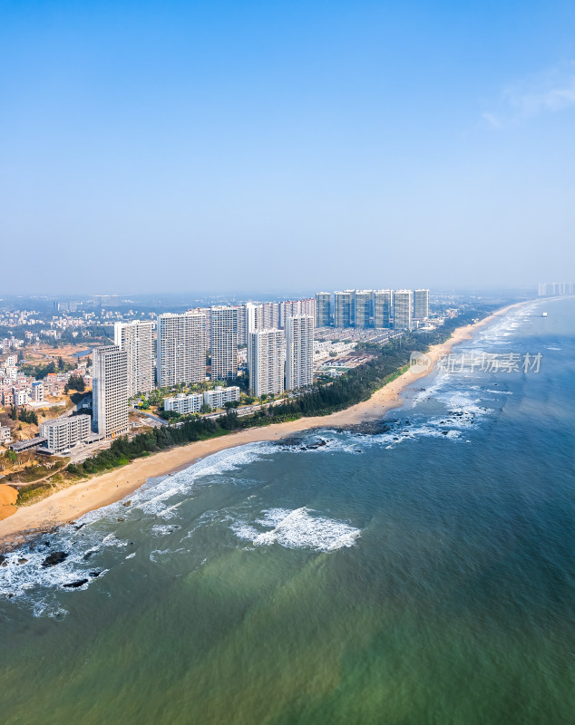 海滨城市海岸线的壮阔全景