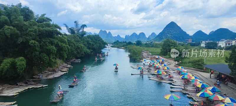 河上竹筏漂流及岸边景象