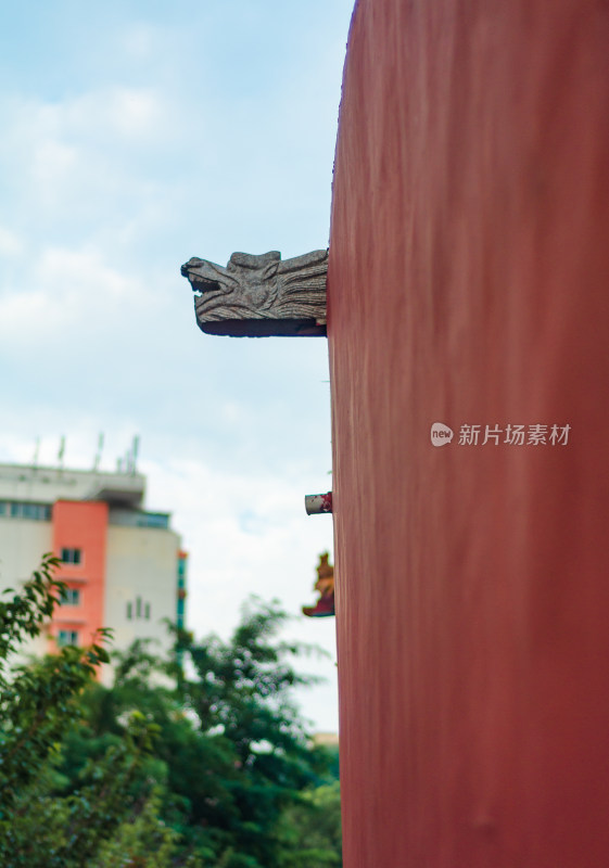 青岛观音寺与周围的现代化居民楼