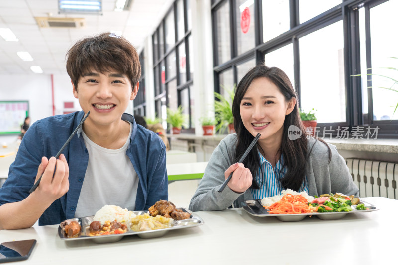 大学生在食堂里用餐