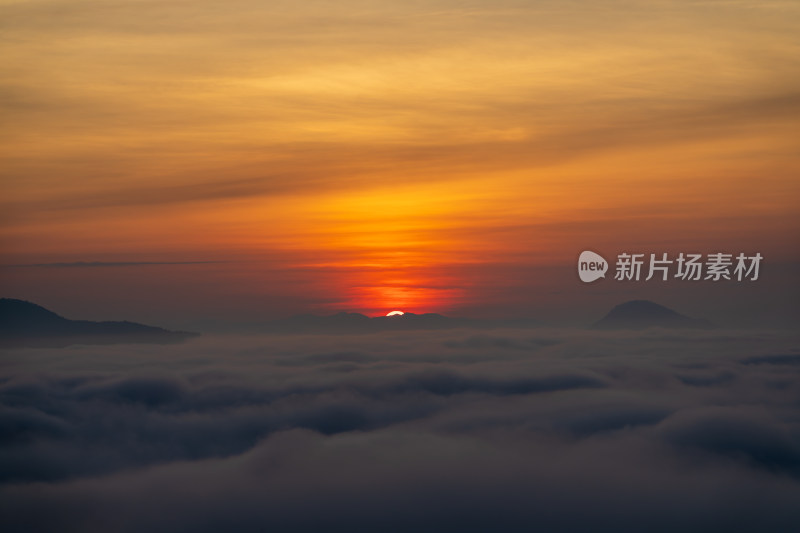 日出时分山间云海与红日