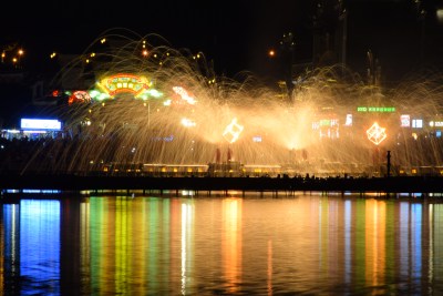 长沙铜官窑夜间湖边打铁花景观