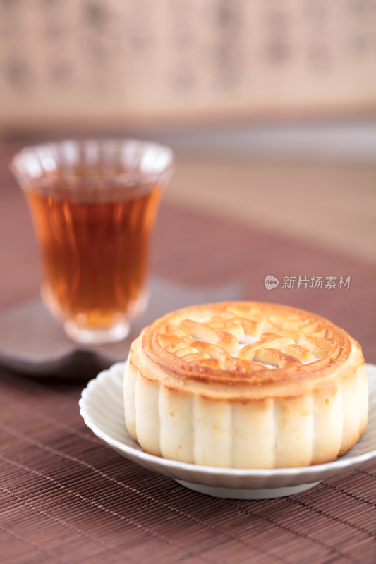 红茶饮品和节日的月饼