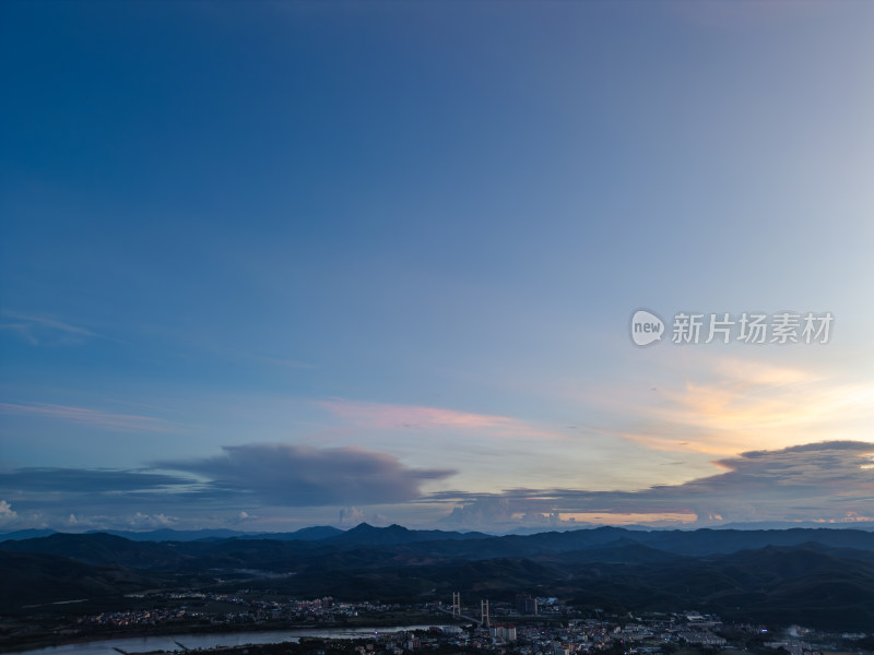 航拍夕阳余晖下的乡村田野