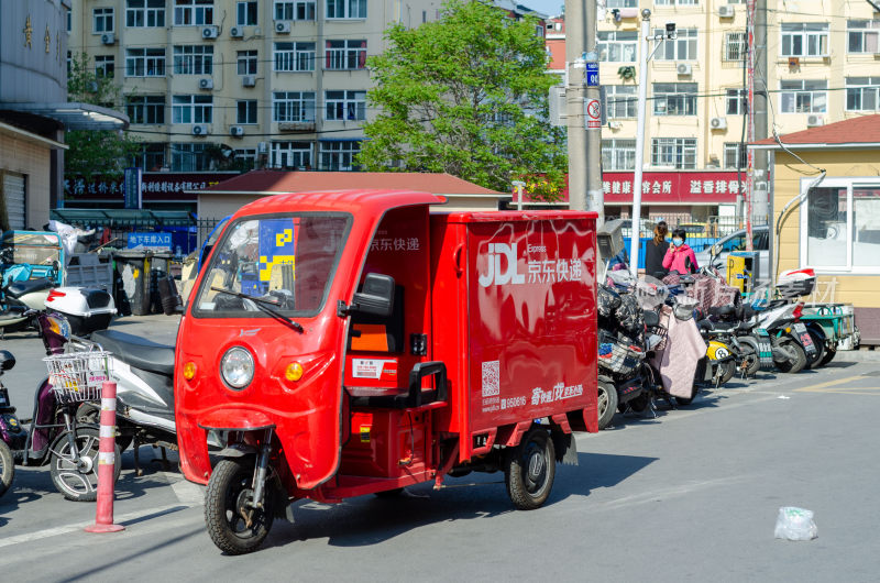 街道上的京东快递三轮车