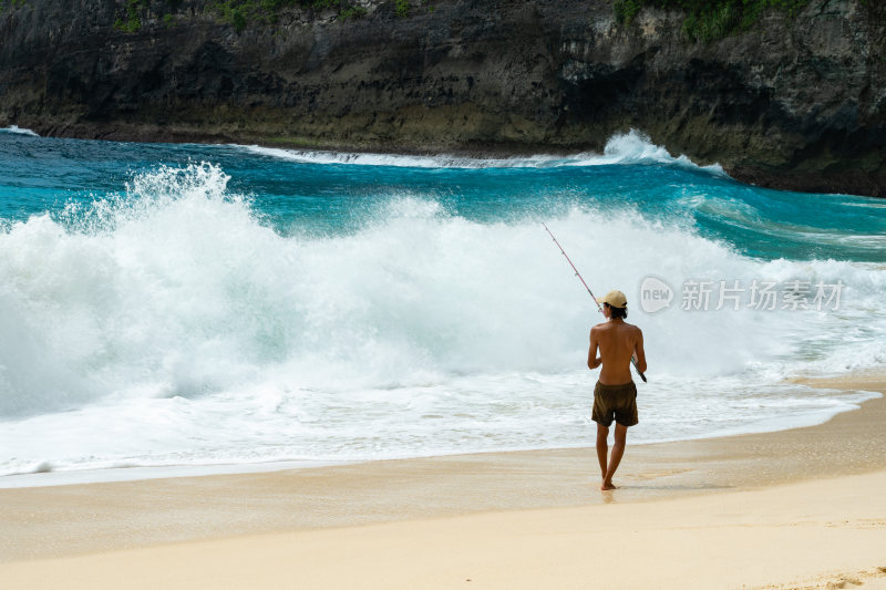 海岸边礁石与海浪景观