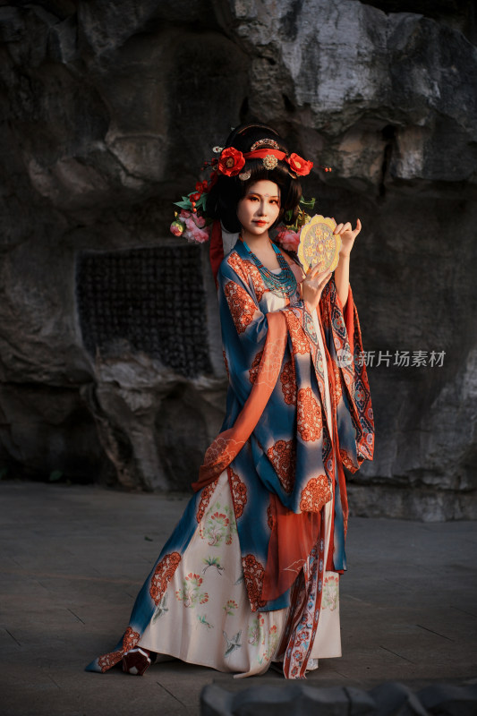 古风女子手持团扇古装造型