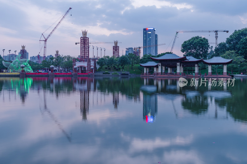 佛山千灯湖公园城市高楼建筑施工夕阳晚霞