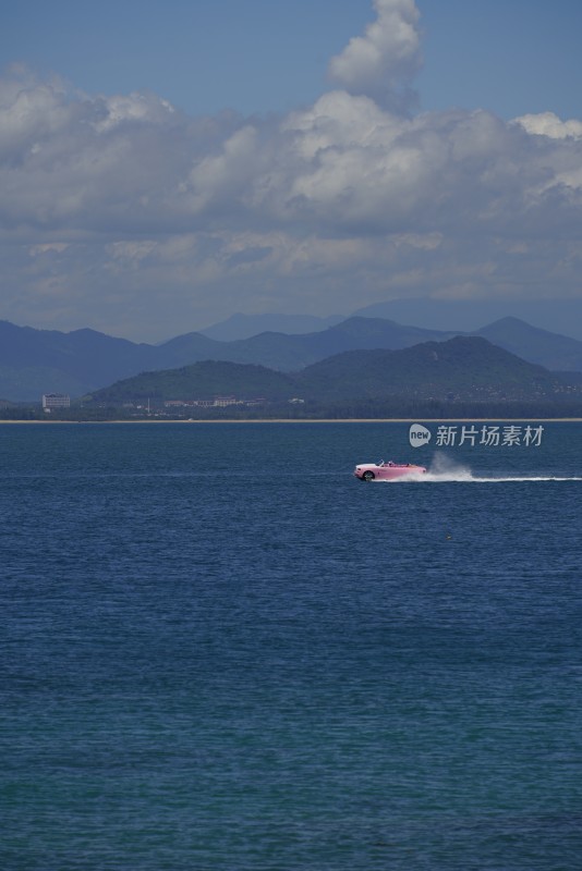 海上行驶的粉色快艇