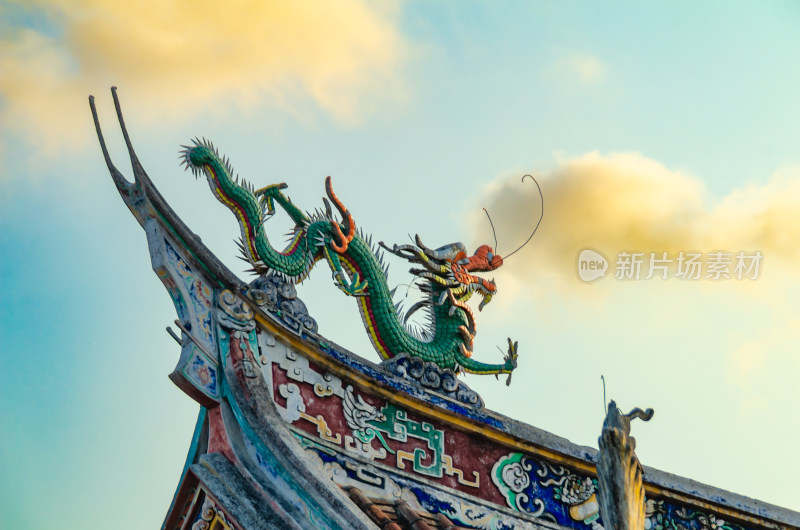 泉州开元寺屋檐上的龙形剪瓷雕
