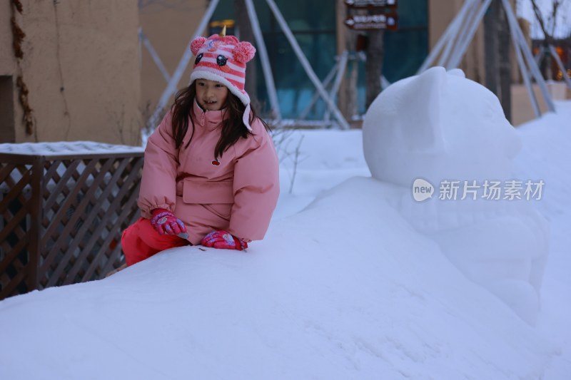 冬日小女孩雪地玩耍