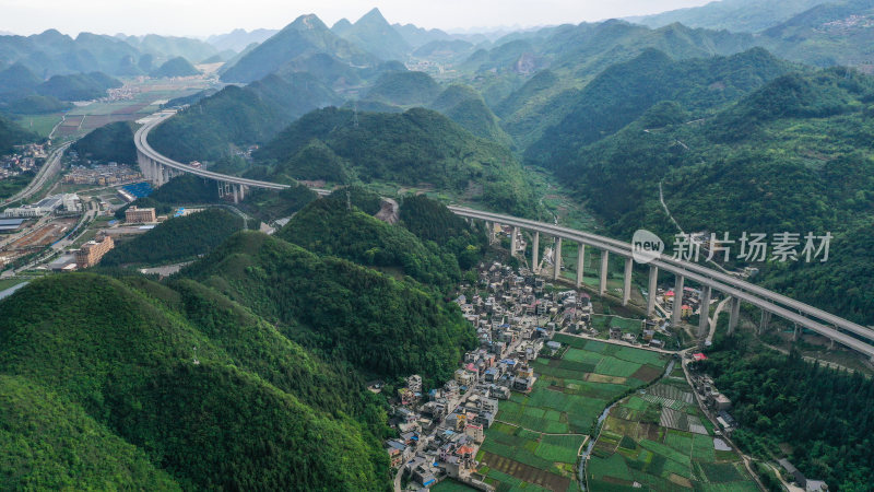 贵州山区高速公路穿行山间乡村