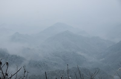 重庆酉阳：大雪纷飞赏雪忙