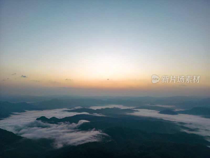 航拍日出时的高山和云海自然风光