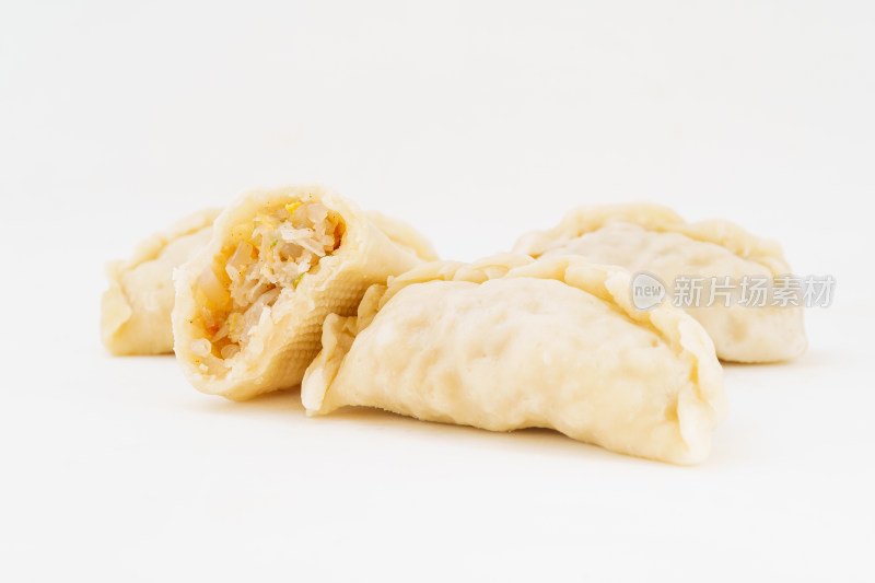 白色背景下的东北素馅大饺子