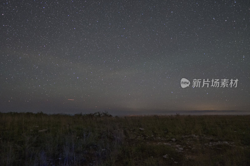 野外草地夜空繁星璀璨的景象