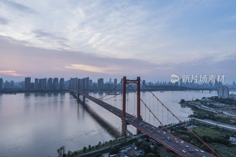 城市中横跨河流的红色大桥全景