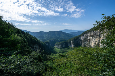 蓝天白云下的大山峡谷