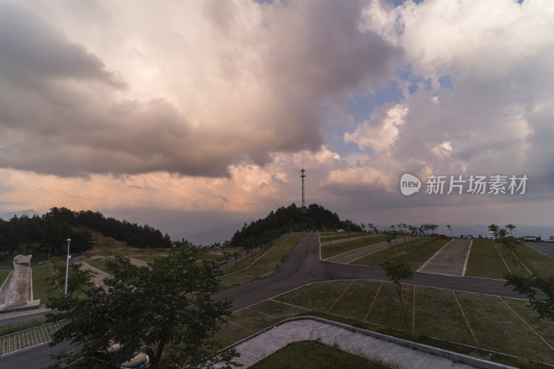 日落时分的户外停车场全景