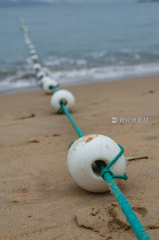 安装有防鲨网的青岛海水浴场