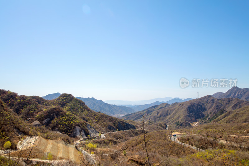 北京昌平昌赤路上观景台远眺大山