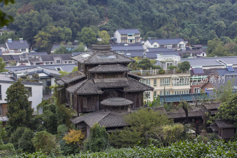 杭州满觉陇茶园小木屋，似《千与千寻》汤屋