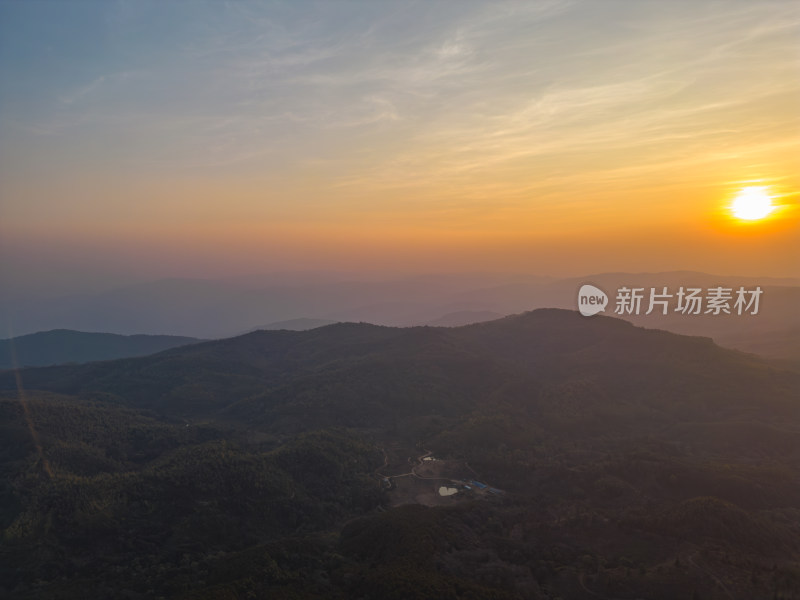 航拍落日余晖下的山峦