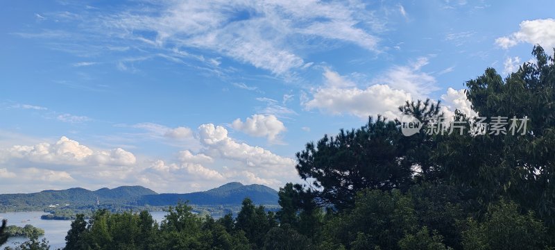 蓝天白云下的山林湖泊自然景观