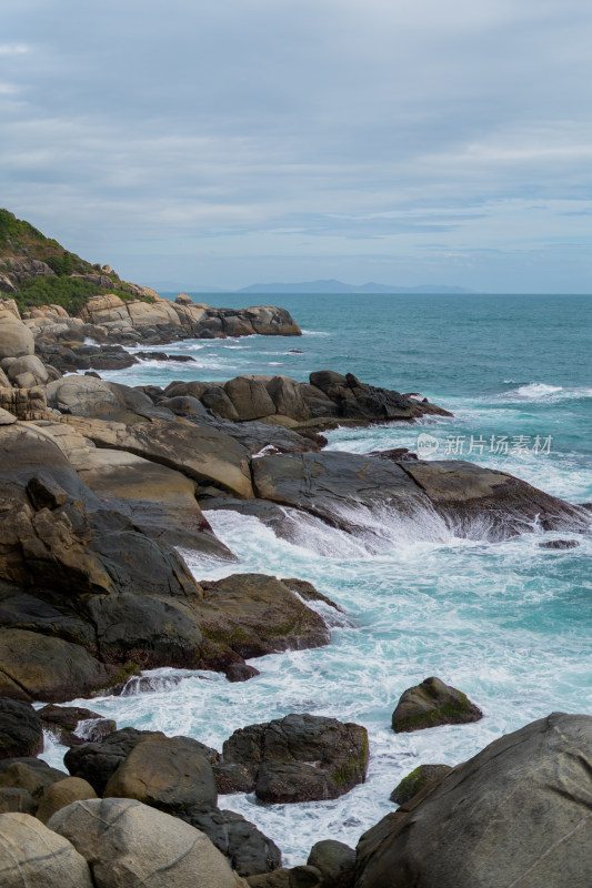 海浪拍打岩石的壮丽景象