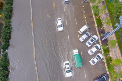 雨后积水的城市道路