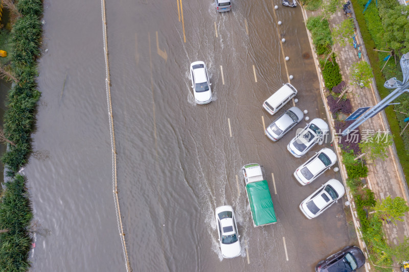 雨后积水的城市道路