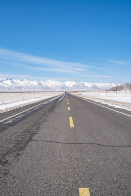 雪山公路蓝天白云