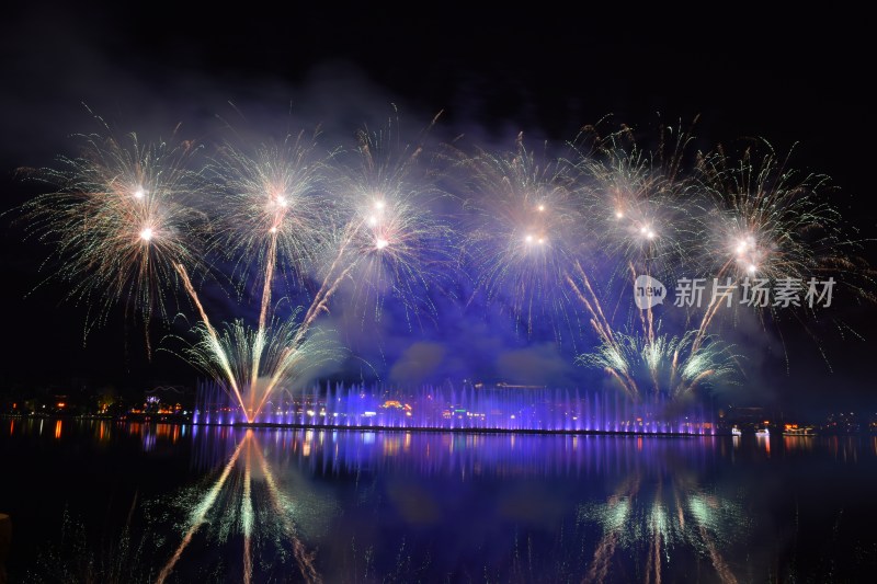 长沙浏阳烟花湖面夜景烟花绽放倒影