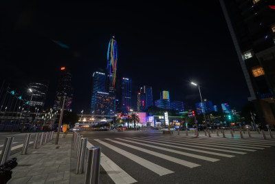 城市街道夜景下的高楼与车流光轨