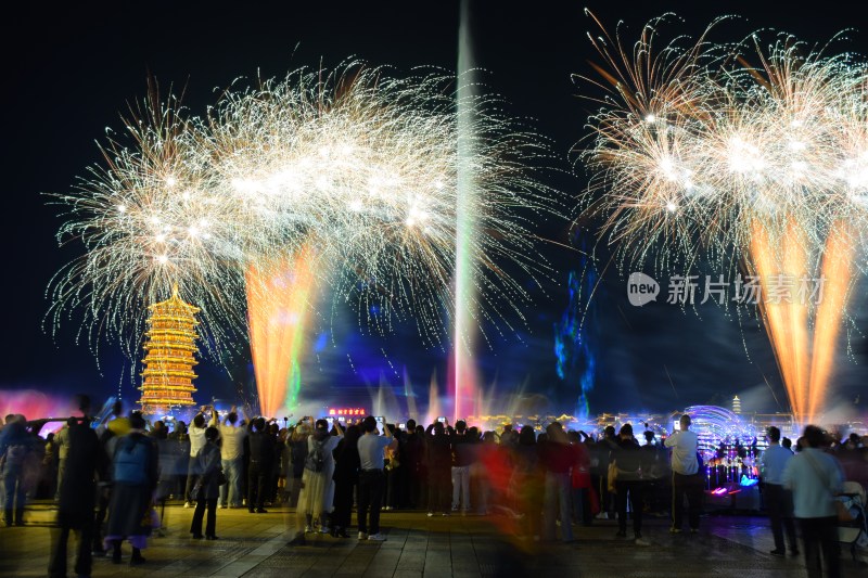 长沙铜官窑人群观赏烟花与塔楼夜景