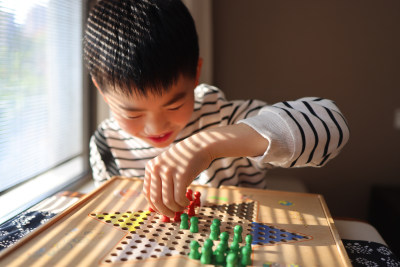 正在下跳跳棋的中国小学生