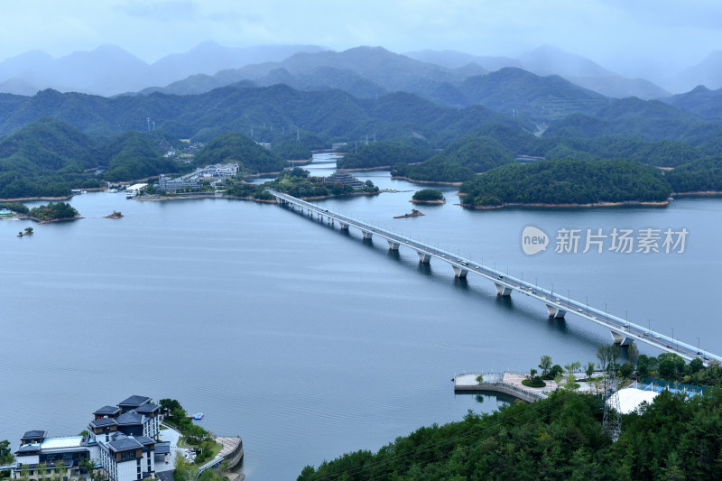 天屿山顶俯视千岛湖大桥，千岛湖自然风光