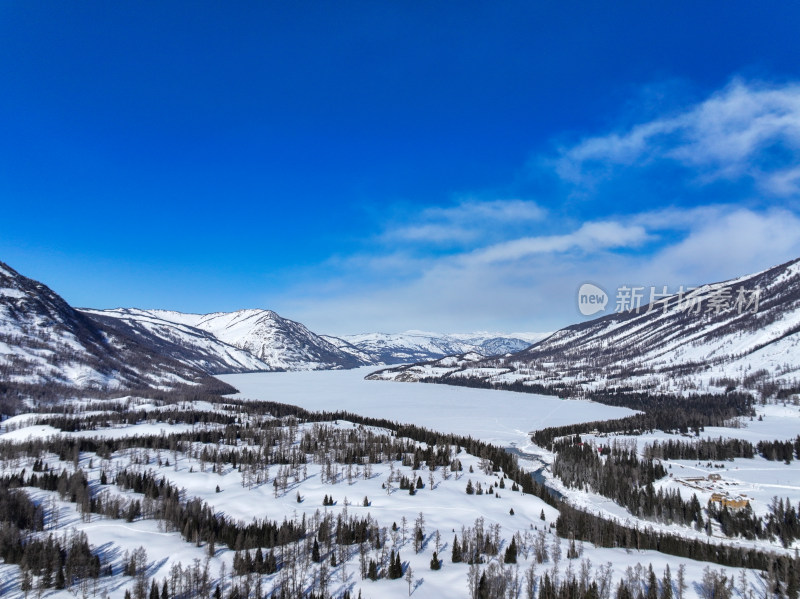 新疆阿勒泰喀纳斯雪景神仙湾晨雾雪山森林