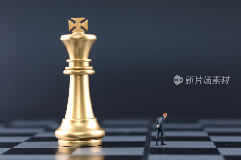 国际象棋棋子和焦虑的商人