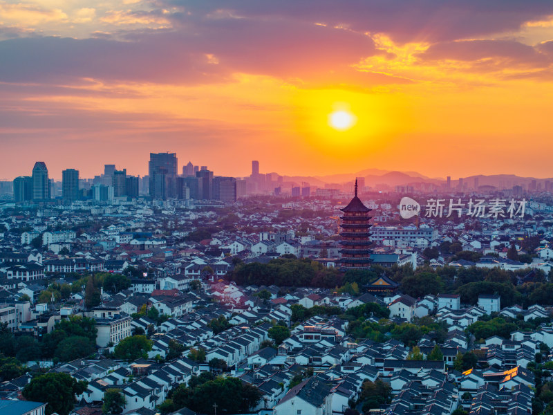 航拍夕阳下苏州古城区北寺塔高新区同框